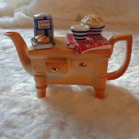 Teapot Pie Baking Figurine - Picture 2 of 10